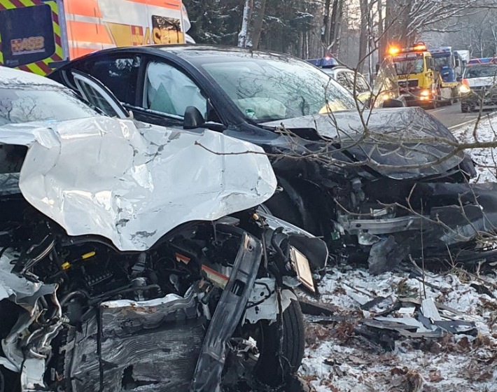 POL-LG: ++ Lüneburg - Verkehrsunfall auf Bundesstraße - Drei Personen schwerverletzt ++ Uelzen - Diebstahl von Werkzeug - Mitarbeiter aufmerksam ++