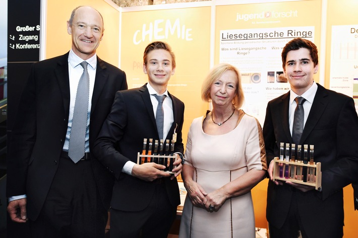 Bundesbildungsministerin Wanka kürt Jugend forscht Sieger 2017 (FOTO)