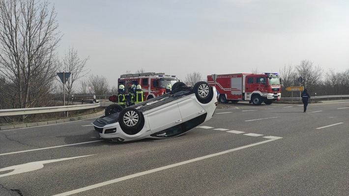 POL-PDNW: (Haßloch) Auto überschlägt sich; Ursache unklar