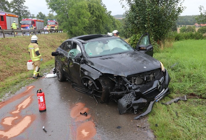 POL-HX: Mercedes überschlägt sich mehrfach