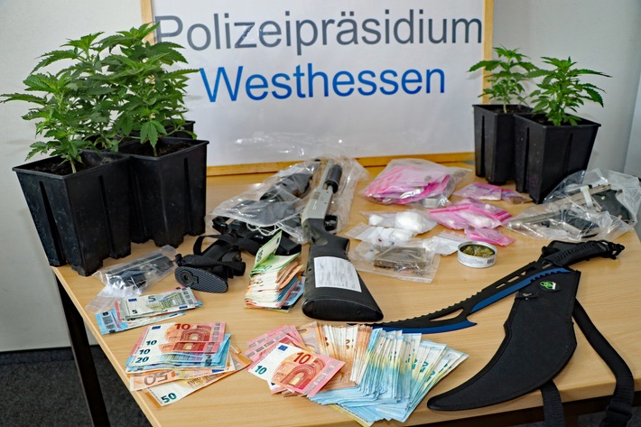 POL-WI: Pressemitteilung der Staatsanwaltschaft Wiesbaden und des Polizeipräsidiums Westhessen: Familienbande in Haft - umfangreiche Durchsuchungsaktion mit Spezialkräften der Polizei