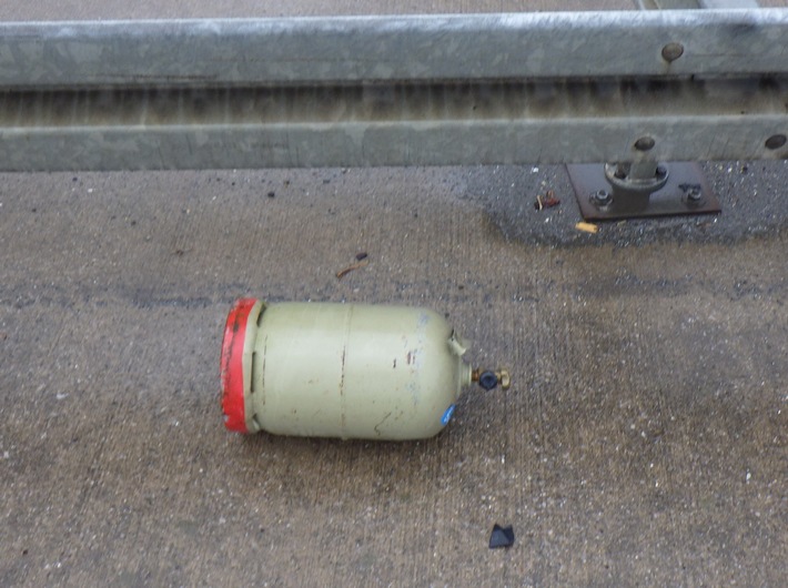 POL-SI: Unfall nach verlorener Gasflasche auf HTS - Polizei sucht Verursacher #polsiwi