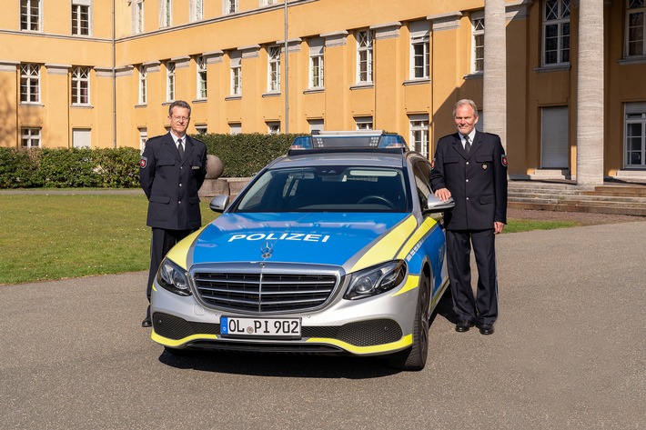 POL-OLD: Jörg Uchtmann in Ruhestand verabschiedet - Hilmar Diekmann neuer Leiter beim Autobahnpolizeikommissariat Oldenburg