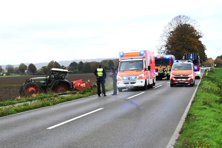 FW Pulheim: Traktor überschlagen - Fahrerin verletzt