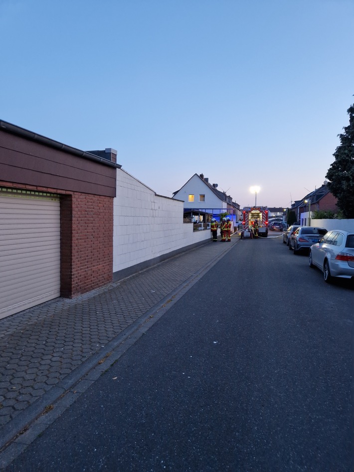 FW Düren: Gartenlaube brennt