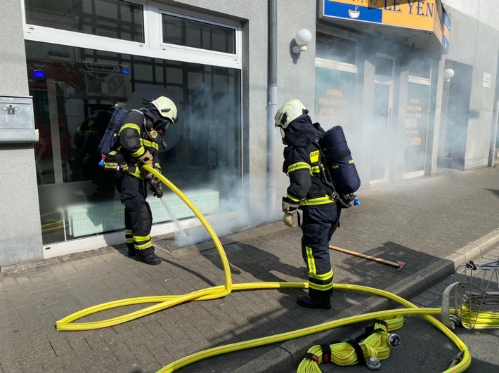 FW-MK: Brennender Unrat in einem Lichtschacht