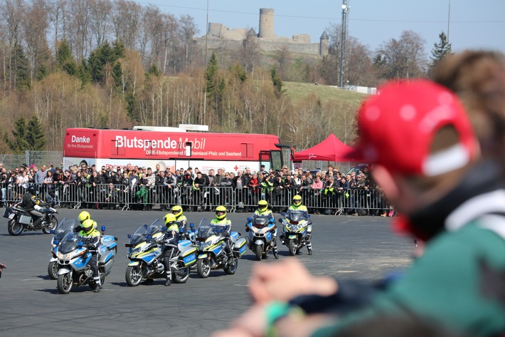 LKA-RP: "Anlassen" am Nürburgring: Polizei Rheinland-Pfalz gibt Sicherheitstipps rund ums Motorrad / Infostand des LKA mit zahlreichen Angeboten