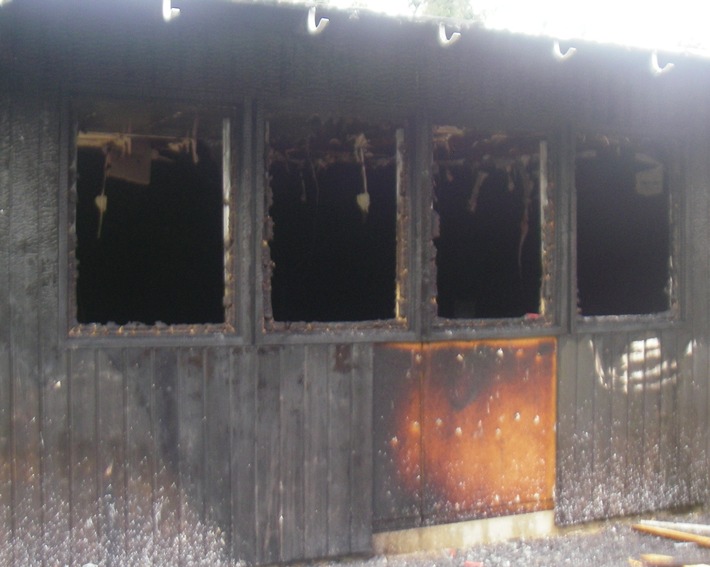 POL-DN: Holzhütte in Abenden ausgebrannt