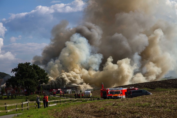 FW-PLÖ: Bei einem Feuer in der Verpackungshalle einer Legehennen-Farm in Groß Rohlübbe, Kreis Plön wurde das Gebäude und das Inventar ein Raub der Flammen. 200 Einsatzkräfte bekämpften das Feuer.