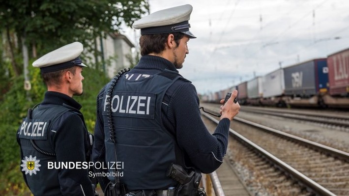Bundespolizeidirektion München: Rangierbahnhof: Lebensgefährlicher Ort für Kunstprojekt - Studenten nackt mit Paper-Streitaxt zwischen Waggons