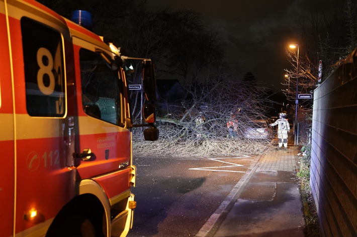 FW-D: Abschlussbilanz - Sturmtief über Düsseldorf sorgte für Dauereinsatz der Feuerwehr bis in die Morgenstunden - insgesamt 320 wetterbedingte Einsätze