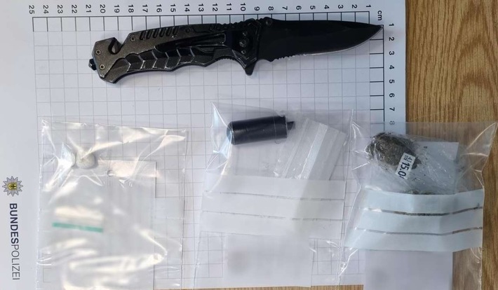 BPOL NRW: Bundespolizisten finden verschiedene Drogen bei bewaffneter 35-Jähriger auf