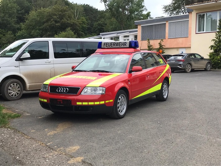 FW Niederzier: Kommandowagen als Spende an Feuerwehr der Verbandsgemeinde Altenahr übergeben