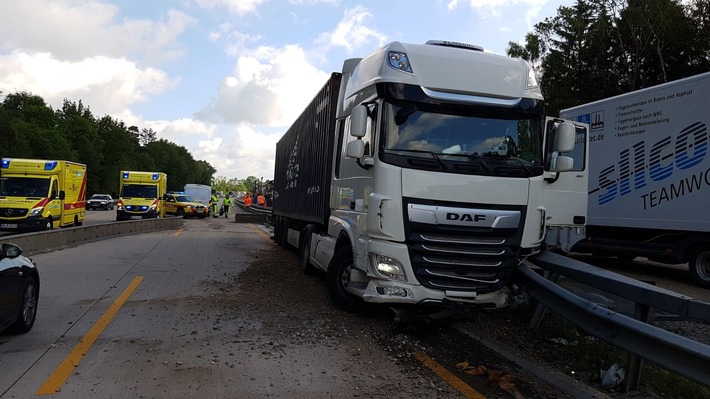 POL-HK: Bad Fallingbostel / A 7: Lkw durchbricht Gleitschutzwand - Drei Leichtverletzte, 29 beteiligte Fahrzeuge, Vollsperrung, Stau