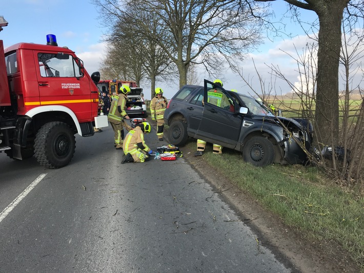 FW-Stolberg: PKW gegen Baum