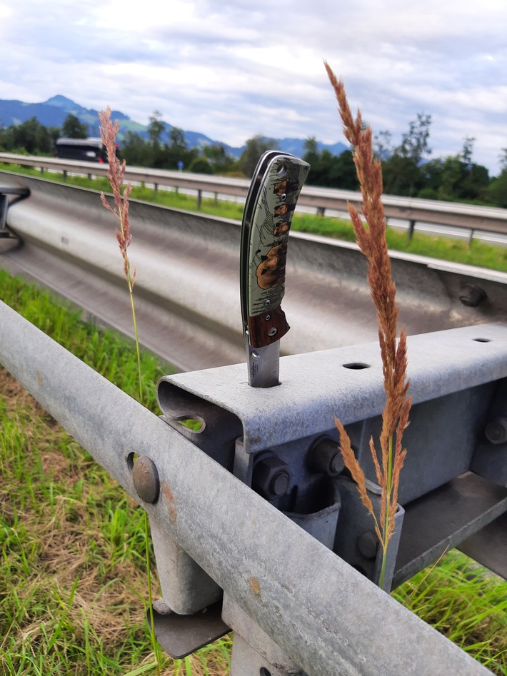 Bundespolizeidirektion München: Zwischenfall auf Inntalautobahn / Mann läuft barfuß und mit Messer bewaffnet auf Autobahn