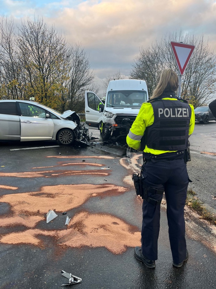 POL-REK: 251119-2: Zwei Schüler und zwei Erwachsene bei Verkehrsunfall verletzt