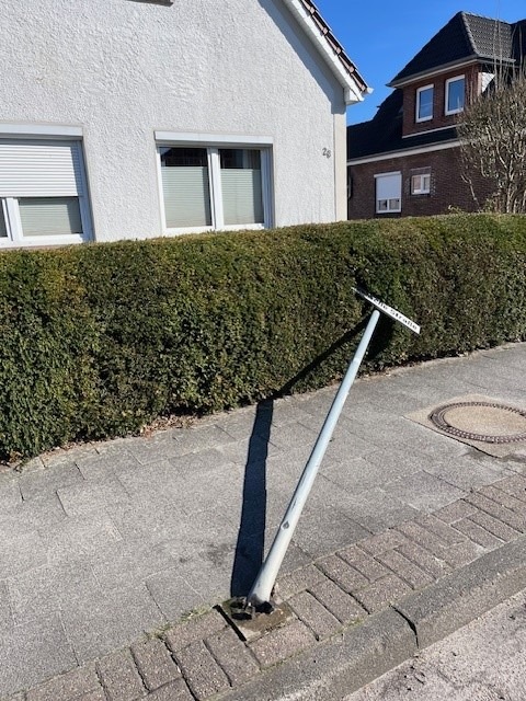 POL-WHV: Beschädigtes Verkehrsschild in der Jeverschen Straße - Verursacher unbekannt