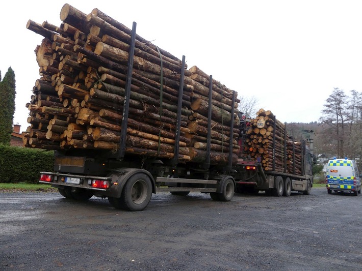 POL-OH: Viel zu schwer, deutlich zu hoch, Ladung zum Teil völlig ungesichert - Polizei stoppt Stammholztransport in Alsfeld-Eifa
