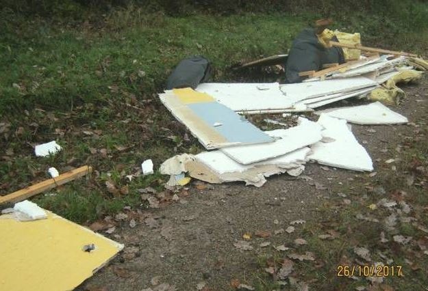 POL-GÖ: (633/2017) Unbekannte entsorgen Bauabfälle auf Waldweg bei Hann. Münden