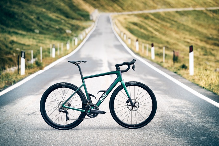 Mit dem REVEAL PLUS elektrifiziert der Bocholter Fahrradhersteller Rose Bikes sein beliebtes Endurance-Wunder, dem man seine verborgene Kraft auf den ersten Blick nicht ansieht. Dank der Integration des aktuell leichtesten Motors am Markt, dem Mahle X20, geht Rose Bikes eine neue Ära im E-Rennrad-Segment ein. Das federleichte REVEAL PLUS ist in zwei Ausstattungsvarianten, den Farben Borealis Green und Matt Carbon Black / Gold sowie den Größen XS bis XL ab einem Preis von 3.999 Euro, erhältlich. / Weiterer Text über ots und www.presseportal.de/nr/102534 / Die Verwendung dieses Bildes für redaktionelle Zwecke ist unter Beachtung aller mitgeteilten Nutzungsbedingungen zulässig und dann auch honorarfrei. Veröffentlichung ausschließlich mit Bildrechte-Hinweis.