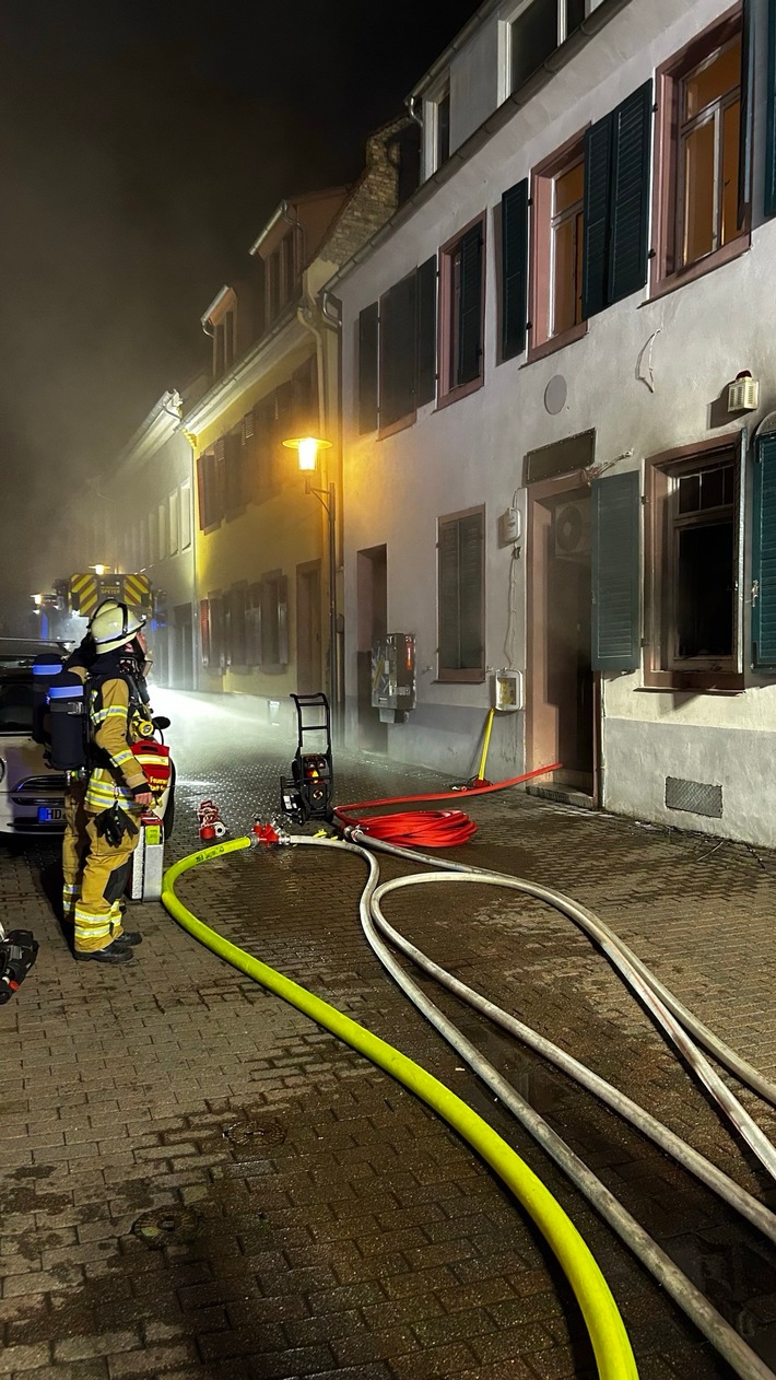 FW Speyer: Brand in ehemaliger Gaststätte in der Kutschergasse - drei Personen unverletzt gerettet.