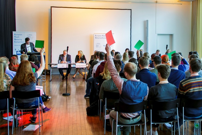 Erster Halt Neuss: Jugendliche debattieren zu Smart Cities und die Rolle von Petrochemie und Kunststoff