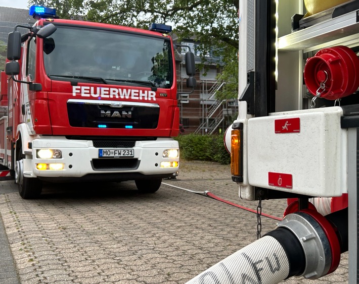 FW Moers: Brennender Traktor in Moers-Schwafheim