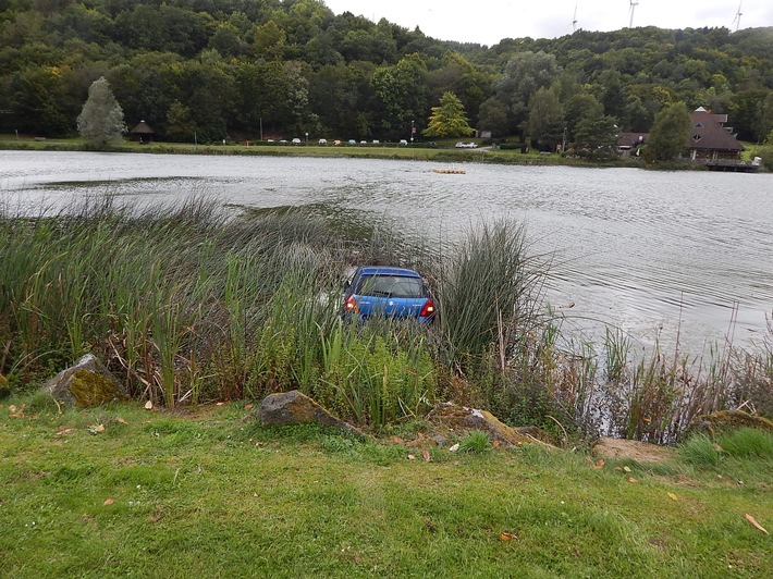 POL-PDMY: Auto rollt in den Stausee