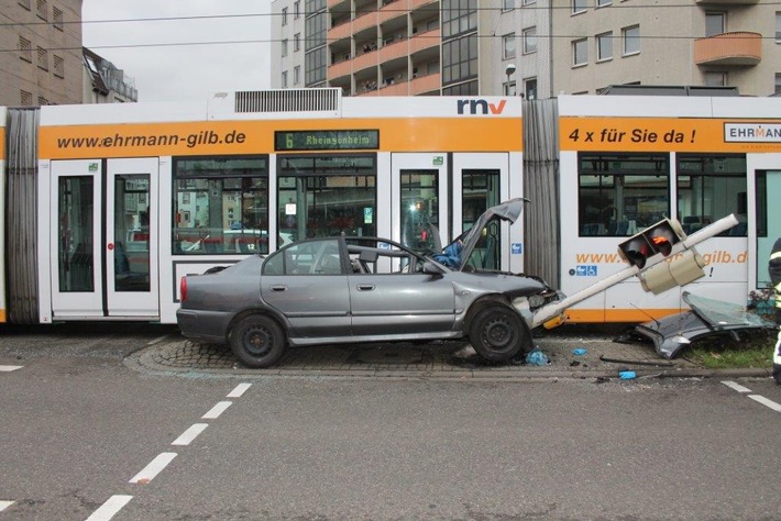 POL-PPRP: Schwerer Verkehrsunfall an der Kreuzung Saarlandstraße / Pestalozzistraße / Rottstraße