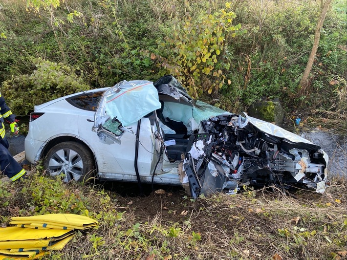 POL-PIROK: Wegen Sonne und Geschwindigkeit von Fahrbahn abgekommen und überschlagen