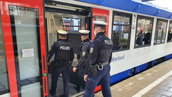 Bundespolizeidirektion München: Sexuelle Belästigung im Zug / Betrunkener belästigt 19-Jährige
