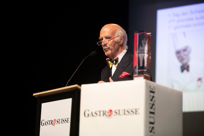 Décernement de la «Flamme de l&#039;accueil» lors de la première Journée de l&#039;accueil / Prix d&#039;honneur de GastroSuisse décerné au grand chef, 
Anton Mosimann