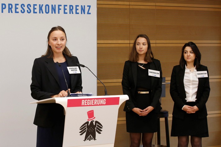 Mädchen übernehmen Regierung in Berlin - und weltweit / 
Globale Aktion von Plan International zum Welt-Mädchentag