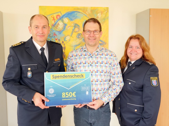 POL-OH: Polizeipräsidium Osthessen übergibt 850 Euro an Renate Fehl Stiftung