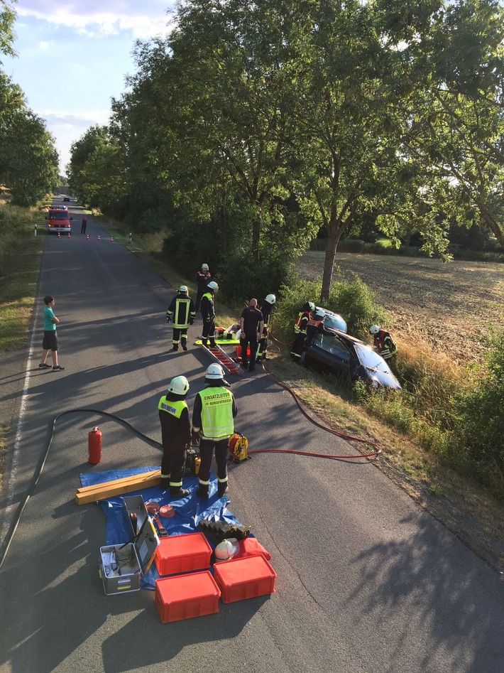 FW Borgentreich: Alarmübung in Lütgeneder. Ein Verkehrsunfall mit 5 Personen wurde nachgestellt.