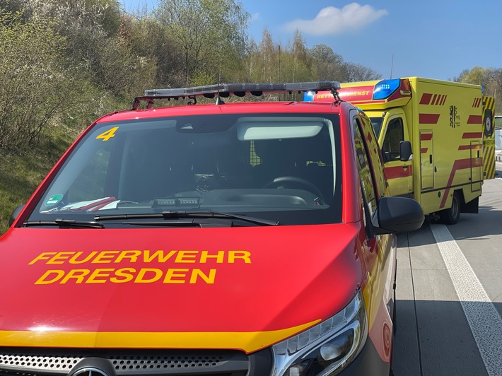 FW Dresden: Schwerer Verkehrsunfall mit einer verletzten Person