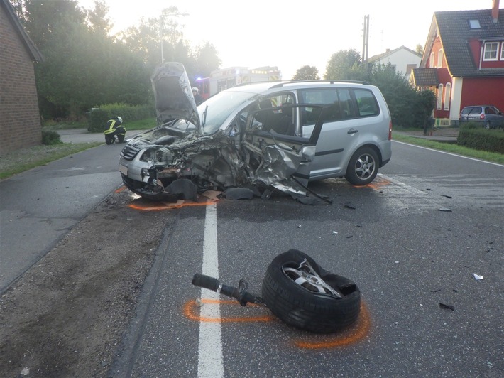 POL-KLE: Emmerich - Verkehrsunfall / PKW kollidiert mit Traktor-Anhänger