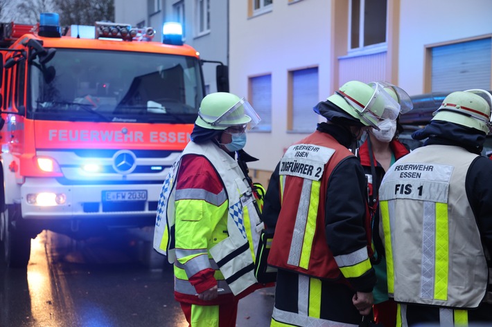 FW-E: Kohlenmonoxid-Warner von Einsatzkräften lösen bei Rettungsdiensteinsatz aus- drei Personen verletzt