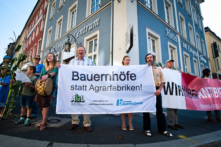 Agrarminister von über 300 Bürgern umzingelt / Bündnis fordert Agrarwende weg von Agrarindustrie, hin zu einer umwelt- und tiergerechten Landwirtschaft / Bundesweite Großdemo am Samstag in Wietze (BILD)