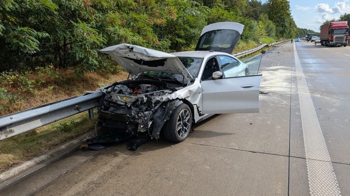 POL-CUX: Bei Starkregen viel zu schnell unterwegs - Verkehrsunfall mit hohem Sachschaden (Foto im Anhang) ++++ Verkehrsunfall zwischen Pkw und E-Scooter