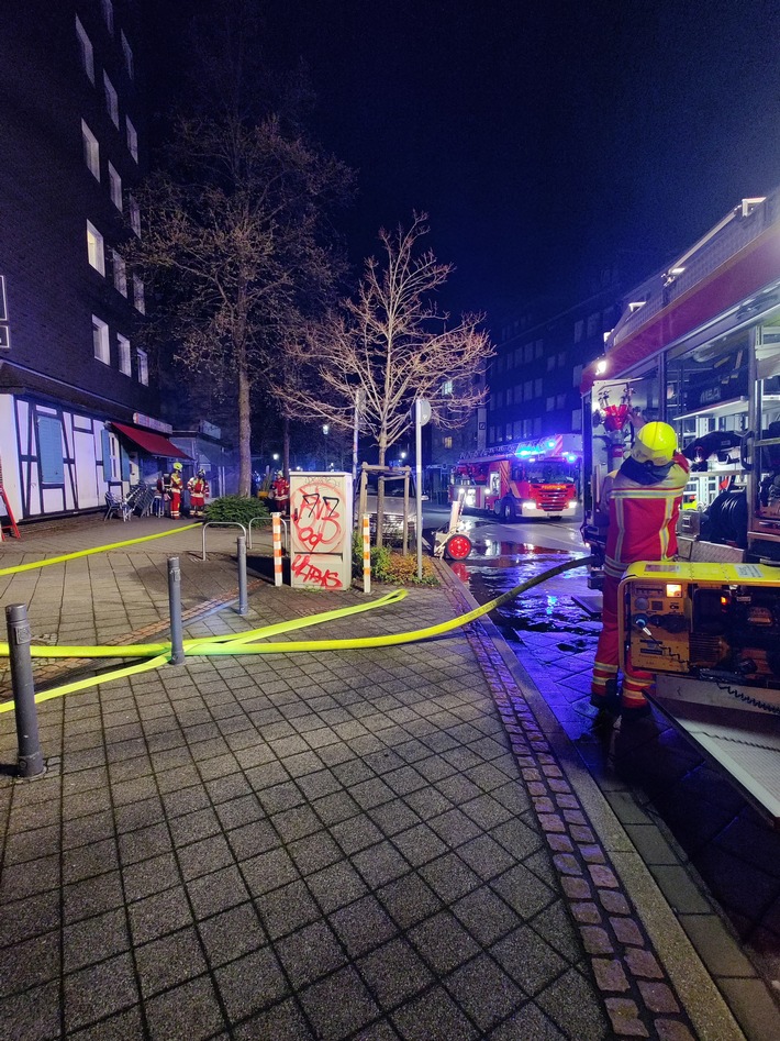 FW-Heiligenhaus: Brand in einem Schnellimbiss - Treppenraum eines Mehrfamilienhauses verraucht