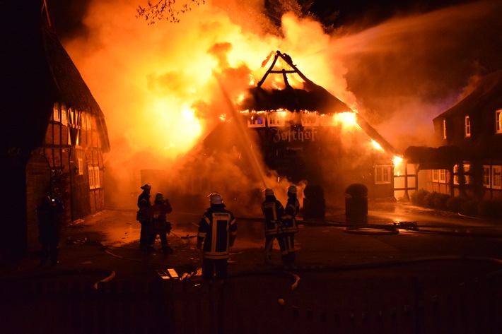POL-WL: Historische Fachwerkhäuser niedergebrannt