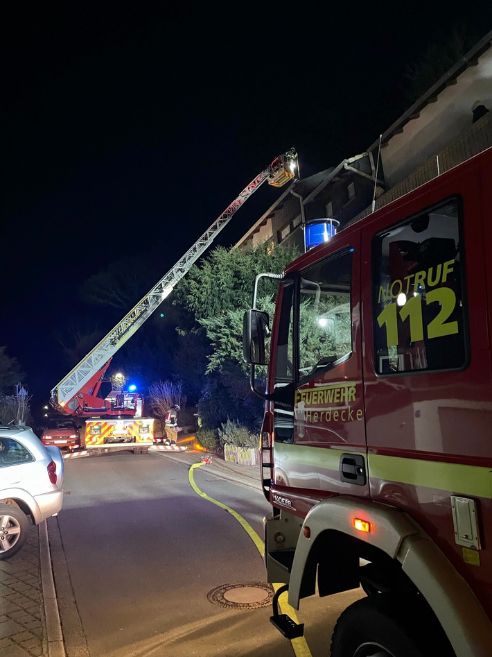 FW-EN: Kaminbrand im Dahlienweg - Feuerwehr mit Drehleiter unter Atemschutz im Einsatz