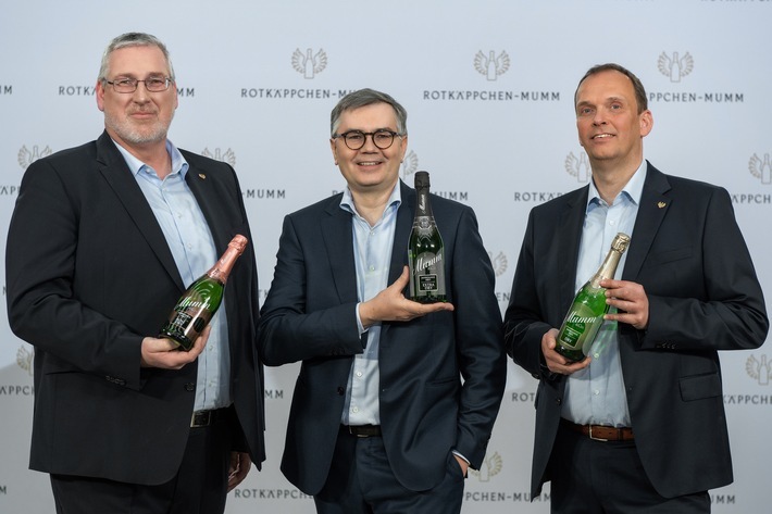 v.l.n.r.: Dr. Mike Eberle (COO), Christof Queisser (CEO), Frank Albers (CFO) bei der Rotkäppchen-Mumm Bilanz-Pressekonferenz in Freyburg (Unstrut). / Weiterer Text über ots und www.presseportal.de/nr/50998 / Die Verwendung dieses Bildes ist für redaktionelle Zwecke unter Beachtung ggf. genannter Nutzungsbedingungen honorarfrei. Veröffentlichung bitte mit Bildrechte-Hinweis.