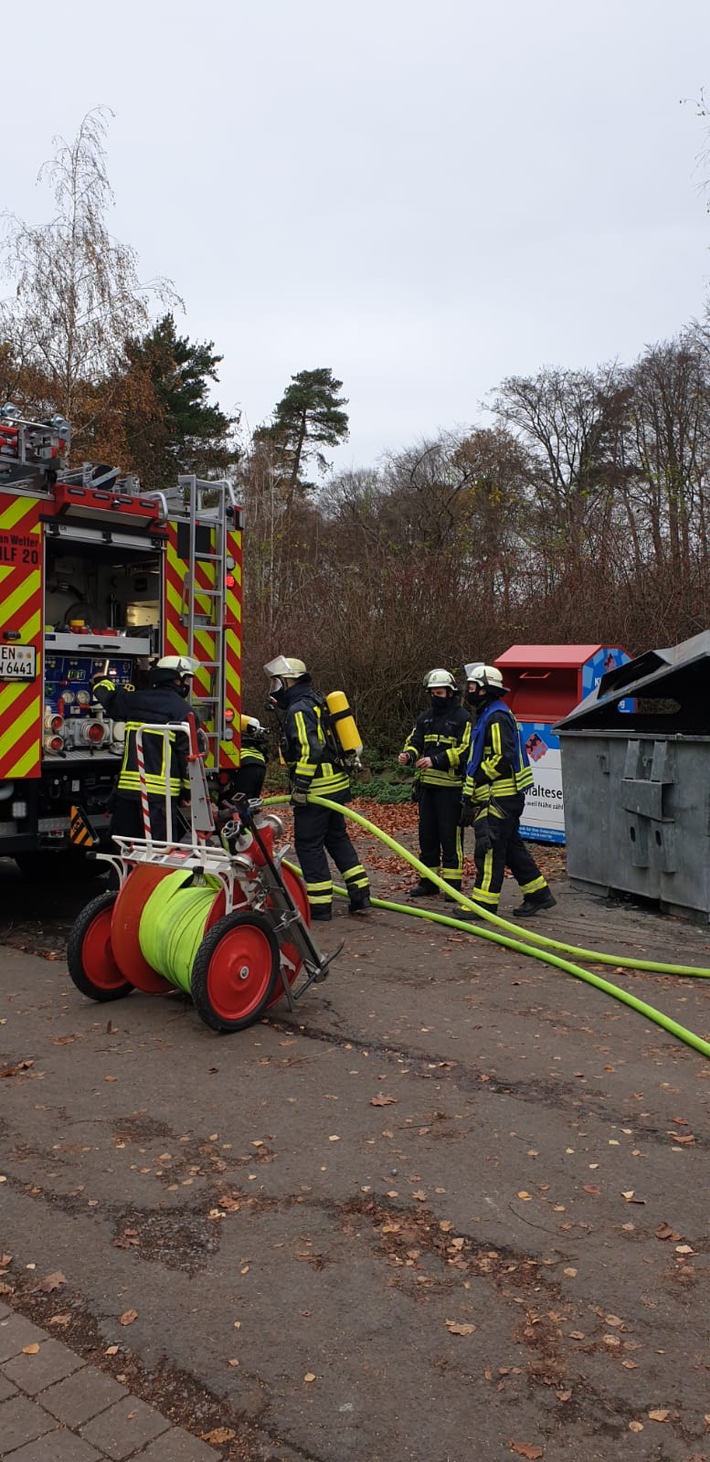 FW-EN: Wetter - Papiercontainerbrand und Unterstützung Rettungsdienst