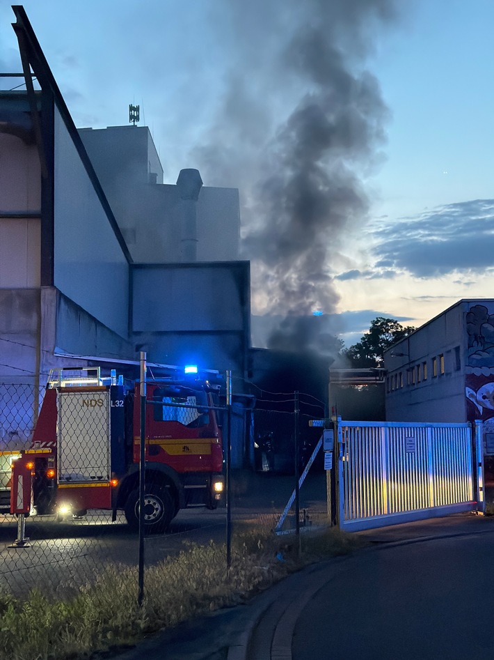 FW Dresden: Nächtliche Brandeinsätze: Brand in einem Heizkraftwerk und Brand eines Containers