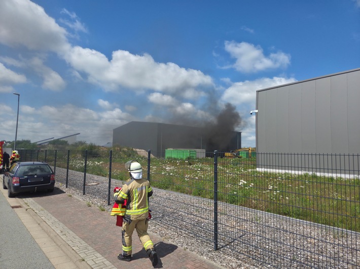 FW-ROW: Brand in Lagerhalle sorgt für starke Rauchentwicklung - MoWaS-Warnung ausgelöst
