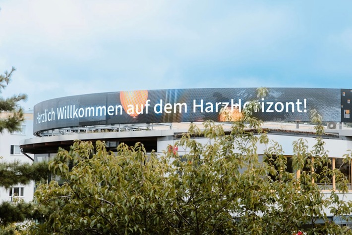 Lebendige Architektur: GWW-Zentrale nun mit Multimedia-Info-Banderole "HarzHorizont"