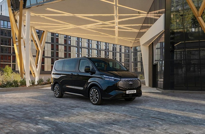 Neuer E-Tourneo Custom von Ford Pro erreicht mit überzeugender Leistungsfähigkeit, schickem Design und Premium-Ausstattungsdetails ein neues Niveau / Weiterer Text über ots und www.presseportal.de/nr/6955 / Die Verwendung dieses Bildes für redaktionelle Zwecke ist unter Beachtung aller mitgeteilten Nutzungsbedingungen zulässig und dann auch honorarfrei. Veröffentlichung ausschließlich mit Bildrechte-Hinweis.